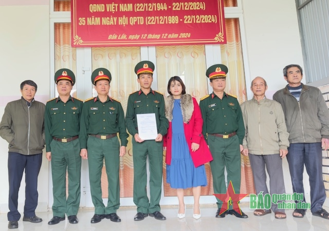 Lữ đoàn Đặc công bộ 198 (Binh chủng Đặc công) bàn giao Nhà đồng đội tặng quân nhân
